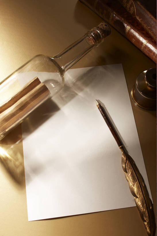 无人,竖图,俯视,室内,特写,白天,神秘,桌子,静物,羽毛,阴影,朦胧,模糊,轻盈,柔软,反射,笔,影子,纸,办公用品,稿纸,漂流瓶,信纸,纸张,艺术品,书桌,文具,装饰品,便签纸,课桌,学习用品,祈祷,惊喜,许愿,期待,鹅毛笔,祈求,文具用品,许愿瓶,偶然,轻柔,彩图,高角度拍摄,速写纸,文稿纸,演算纸