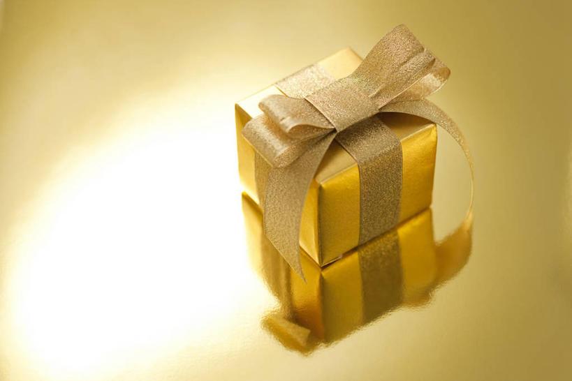 无人,横图,俯视,室内,特写,白天,静物,礼盒,礼物,阴影,反射,丝绸,丝带,影子,纸盒,缎带,金色背景,绸带,盒子,两个,包装盒,蝴蝶结,礼品盒,金色,摄影,礼品,影棚,捆绑,绑缚,彩图,高角度拍摄,影棚拍摄,拍摄