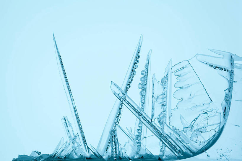 无人,横图,室内,特写,白天,正面,阴影,蓝色背景,反射,纹路,纹理,影子,冰,浮冰,寒冷,摄影,影棚,冰冷,肌理,严寒,冰凉,酷寒,凛冽,凛凛,极冷,流冰,浮冰块,彩图,影棚拍摄,拍摄