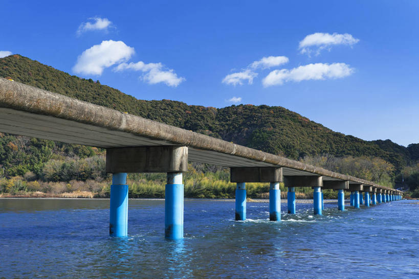 无人,横图,室外,白天,正面,旅游,度假,河流,美景,森林,山,山脉,树林,水,植物,大桥,桥梁,日本,亚洲,阴影,光线,影子,河水,景观,山峰,水流,云,云朵,桥,山峦,云彩,娱乐,树,树木,蓝色,绿色,白云,蓝天,天空,阳光,自然,群山,天,享受,休闲,景色,放松,生长,晴朗,成长,自然风光,东亚,跨线桥,高知,日本国,高知县,四国地方,四国,四国岛,晴空,彩图,四万十川