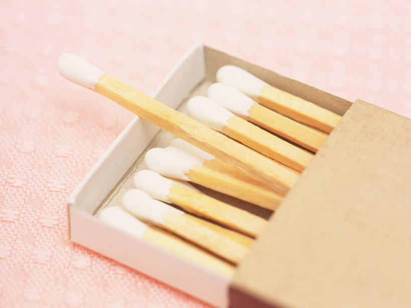 无人,横图,俯视,室内,特写,白天,静物,一排,许多,阴影,整齐,并列,并排,反射,火柴,影子,纸盒,很多,盒子,火柴盒,排列,包装盒,容器,储藏,洋火,储存,队列,平行,火柴梗,取火工具,彩图,高角度拍摄,贮存