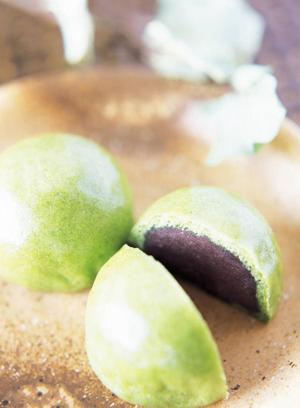 点心,无人,竖图,俯视,室内,特写,白天,餐桌,桌子,阴影,朦胧,模糊,反射,影子,食品,年糕,甜点,甜品,小吃,食物,糕点,两个,甜食,日式,餐台,横截面,剖面,截面,截面图形,彩图,高角度拍摄,日本小吃,日本年糕