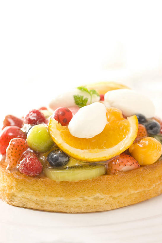 面食,无人,竖图,俯视,室内,特写,白天,白色背景,烹饪,西餐,草莓,柑橘,浆果,蓝莓,猕猴桃,水果,一堆,许多,阴影,堆叠,堆积,新鲜,反射,影子,生食,料理,食品,面点,果实,很多,菜肴,美食,食物,红色,西式,摄影,佳肴,有机食品,绿色食品,影棚,堆,派,水果挞,柑桔,洋莓,水果皇后,山都柿,奇异果,猕猴梨,蓝浆果,蓝靛果,橘子,桔子,红莓,地莓,彩图,高角度拍摄,影棚拍摄,拍摄,大红蜜橘,大红袍,红橘,黄橘,宽皮橘,都柿,笃斯