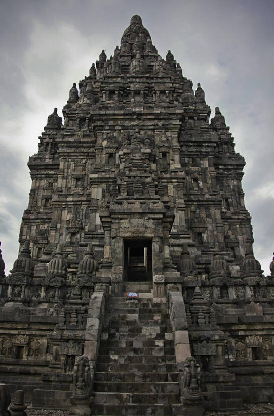 无人,寺庙,竖图,室外,白天,仰视,旅游,度假,名胜古迹,标志建筑,地标,建筑,雕塑,印度尼西亚,印尼,亚洲,节日,遗迹,艺术,装饰,雕刻,雕像,墙,乌云,云,阴天,云朵,燃烧,云彩,古迹,文化,文物,娱乐,建设,古建筑,墙壁,墙面,天空,香火,工艺品,庙宇,天,祈祷,享受,休闲,健康,旅游胜地,放松,许愿,宗教,东南亚,信仰,纪念,祈求,美术,昏暗,阴沉,主题,陈列,古文明,印度尼西亚共和国,功能,美学,爪哇,爪哇岛,巴兰班南,拔兰班南寺,普兰巴南寺庙群,日惹,平安,彩图,低角度拍摄,庙,寺