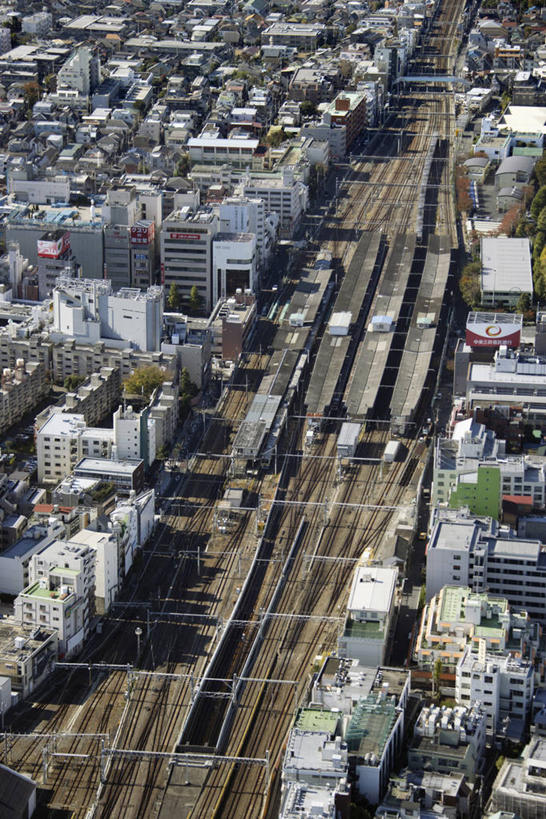 无人,家,高楼大厦,火车站,竖图,俯视,航拍,室外,白天,度假,美景,城市风光,城市,大厦,建筑,路,摩天大楼,铁路,车站,东京,日本,亚洲,阴影,光线,影子,房屋,屋子,景观,公寓,建筑群,轨道,站台,交通,铁轨,娱乐,建设,洋房,楼房,月台,住宅,阳光,享受,休闲,景色,放松,运输,鸟瞰,东亚,本州,关东地方,本州岛,日本国,东京都,中野区,彩图,高角度拍摄,房子,大楼,高层建筑,高楼,摩天楼,铁路车站,铁路站,中野,中野站,中野车站