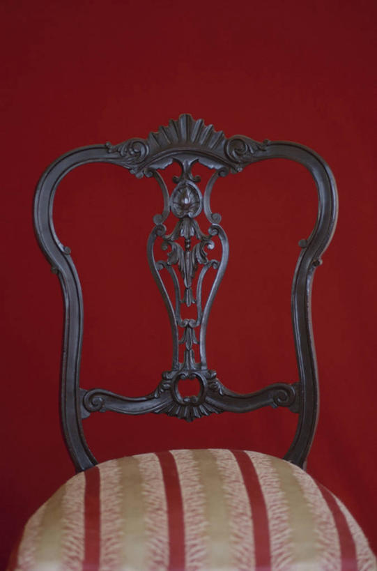 无人,竖图,室内,特写,白天,正面,靠垫,静物,椅子,一把,红色背景,靠枕,垫子,枕头,摄影,影棚,彩图,影棚拍摄,拍摄