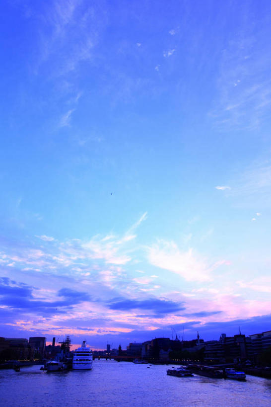 无人,竖图,室外,白天,正面,旅游,度假,河流,美景,日落,山,山脉,水,轮船,船,英国,欧洲,河水,景观,山峰,水流,晚霞,霞光,云,云朵,落日,山峦,云彩,娱乐,白云,自然,黄昏,交通工具,群山,享受,休闲,景色,彩霞,放松,西欧,自然风光,载具,大不列颠,大不列颠及北爱尔兰联合王国,夕照,薄暮,水闸,泰晤士河水闸,夕阳,彩图,傍晚,大不列颠王国,大英帝国,联合王国,日不落帝国,斜阳