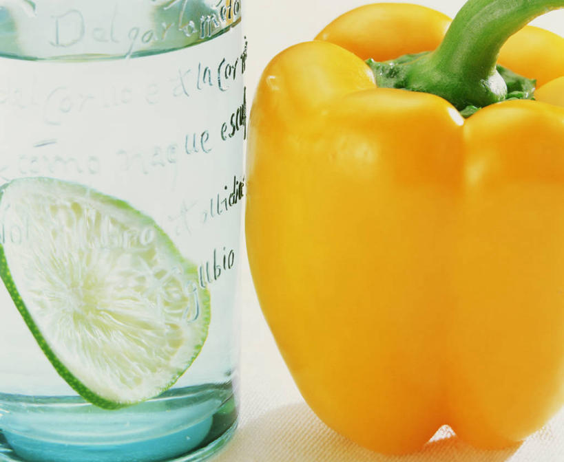 无人,横图,俯视,室内,特写,白天,水,辣椒,蔬菜,杯子,水果,阴影,新鲜,反射,液体,影子,生食,食品,果实,饮用水,玻璃制品,食物,一个,黄色,水杯,矿泉水,有机食品,绿色食品,单个,黄辣椒,彩椒,蒸馏水,辣角,红海椒,大椒,辣虎,广椒,酸橙,代代,玻璃杯,橙子,橙,甜椒,柿子椒,辣子,海椒,番椒,灯笼椒,彩图,高角度拍摄,黄灯笼辣椒,黄帝椒