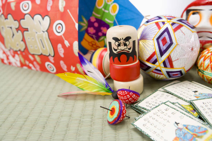 无人,横图,俯视,室内,白天,锻炼,游戏,运动,静物,纸牌,阴影,反射,日文,标志,娃娃,文字,影子,字符,塌塌米,榻榻米,祝福,玩,文化,娱乐,标识,运动器械,传统,陀螺,祈祷,祈福,休闲,健康,汉字,健身器械,益智,许愿,摄影,影棚,活动,纪念,祈求,毽子,吉祥,发泄,消遣,智力,中文,健身器材,宣泄,日语,毽球,花毽,鸡毛毽,打手毽,毽子板球,陀罗,干乐,冰尜,打老牛,独乐,国文,华文,叠席,好运,平安,体育,玩耍,嬉戏,彩图,高角度拍摄,影棚拍摄,健身,拍摄,花斗,花牌,花札,花纸牌,日本花牌,达摩吉祥娃娃,运动器材