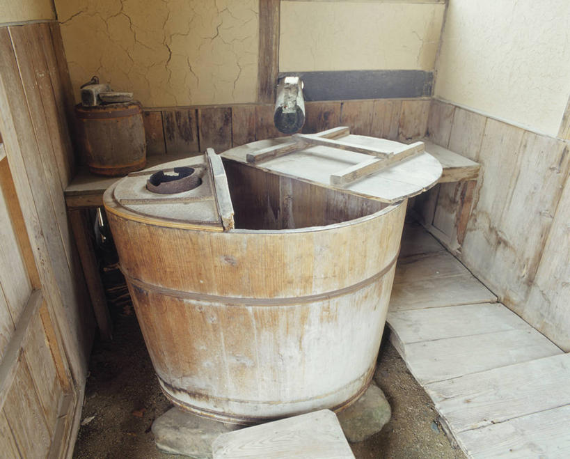 无人,家,横图,室内,白天,正面,房间,家具,卫生间,浴室,阴影,日本文化,反射,木桶,水龙头,桶,影子,墙,屋子,和室,古典,文化,楼房,开关,墙壁,墙面,住宅,容器,打开,日式,储藏,阀门,开启,储存,浴桶,水咀,淋浴房,彩图,冲凉房,房子,沐浴间,沐浴室,贮存,传统文化