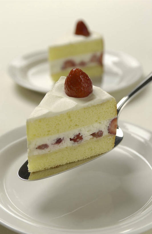 点心,无人,竖图,俯视,室内,特写,白天,白色背景,下午茶,餐桌,桌子,草莓,浆果,餐具,水果,金属制品,一把,阴影,朦胧,模糊,新鲜,反射,金属,碟子,盘,影子,勺子,陶瓷,生食,食品,果实,陶瓷制品,食物,糕点,两个,红色,盘子,调羹,碟,汤匙,草莓蛋糕,摄影,有机食品,绿色食品,影棚,餐台,洋莓,水果皇后,红莓,地莓,彩图,高角度拍摄,影棚拍摄,拍摄,蛋糕