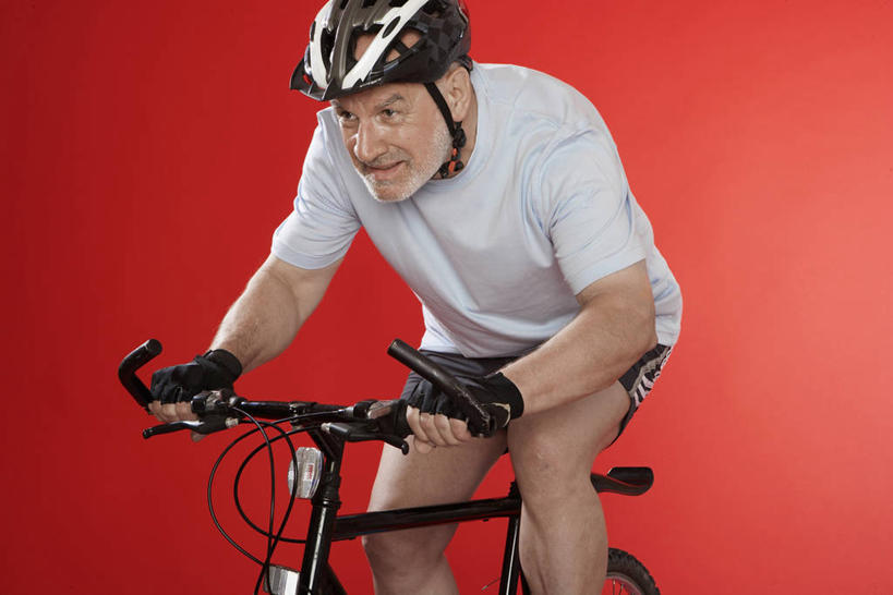 西方人,一个人,坐,笑,微笑,横图,室内,白天,正面,T恤衫,安全,自行车,帽子,欧洲,欧洲人,仅一个男性,仅一个人,一副,一辆,弯腰,阴影,红色背景,服装,裤子,反射,头盔,眼镜,影子,防护,T恤,山地车,注视,休闲装,运动裤,车,脚踏车,骑,衣服,安全帽,手套,交通工具,观察,看,仅一个老年男性,骑车,休闲,休闲服,摄影,服饰,影棚,观看,老花镜,保护,察看,关注,载具,保险,山地自行车,保全,周全,安稳,安定,弯身,一顶,防护手套,远视眼镜,平安,老年男性,男人,男性,白种人,坐着,半身,彩图,影棚拍摄,拍摄,骑行头盔