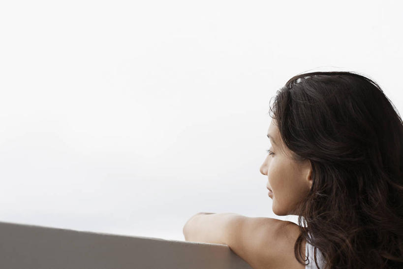 东方人,一个人,站,闭眼,横图,室外,白天,亚洲,仅一个年轻女性,仅一个女性,仅一个人,服装,墙,休闲装,黄种人,墙壁,墙面,背面,衣服,天空,天,站着,休闲,思考,休闲服,搭,服饰,搭着,思虑,年轻女性,女人,女性,亚洲人,闭眼睛,闭着眼,闭着眼睛,站立,半身,彩图