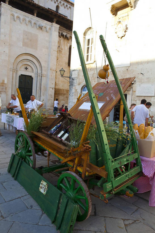 西方人,站,竖图,室外,白天,正面,购物,度假,消费,美景,门,城市风光,城市,欧洲,克罗地亚,欧洲人,服装,推车,墙,景观,拱门,集市,市场,许多人,休闲装,娱乐,墙壁,墙面,车,衣服,手推车,门框,交通工具,站着,一群人,享受,休闲,休闲服,景色,放松,金融,服饰,货车,小推车,载具,搬运车,选购,贸易,克罗地亚共和国,达尔马提亚,达尔马提亚群岛,男人,男性,年轻男性,年轻女性,女人,女性,白种人,站立,半身,彩图,特罗吉尔,平板车,手拉车