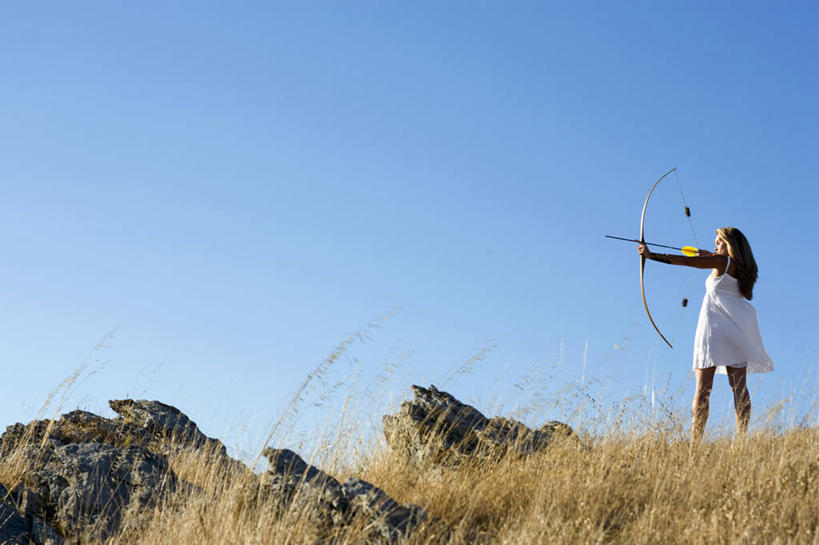 西方人,一个人,站,横图,室外,白天,仰视,裙子,锻炼,快乐,比赛,运动,竞争,射箭,石头,植物,欧洲,欧洲人,仅一个年轻女性,仅一个女性,仅一个人,握,阴影,连衣裙,枯萎,光线,弓箭,石子,影子,枯草,拿,拿着,注视,娱乐,草,黄色,蓝色,蓝天,天空,阳光,天,观察,看,站着,休闲,握着,晴朗,观看,察看,体育运动,关注,箭术,万里无云,体育,射箭比赛,射箭赛,射箭运动,年轻女性,女人,女性,白种人,石块,岩石,晴空,晴空万里,站立,彩图,低角度拍摄,全身,健身