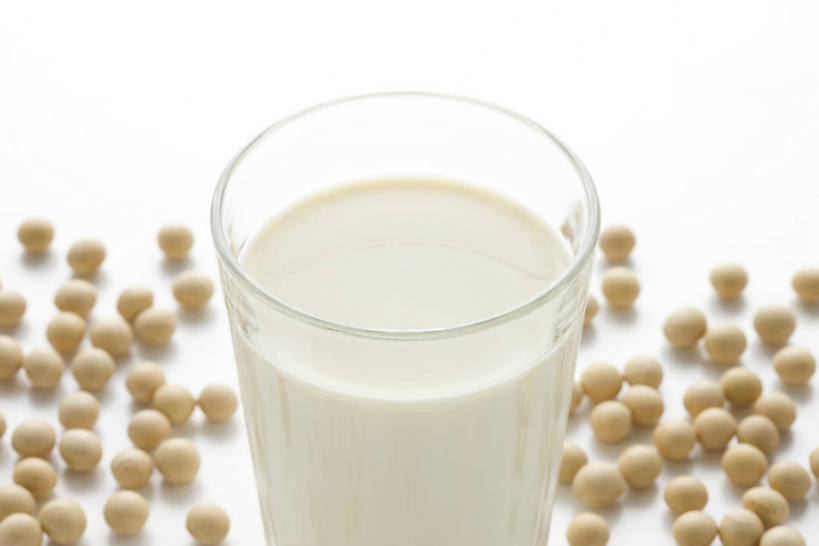 无人,横图,俯视,室内,特写,白天,白色背景,植物,餐桌,桌子,豆,大豆,蔬菜,杯子,阴影,新鲜,反射,影子,豆类,豆子,毛豆,食品,饮品,一杯,营养,玻璃制品,食物,饮料,一个,黄色,水杯,摄影,有机食品,绿色食品,影棚,单个,餐台,豆浆,豆科,枝豆,安神,玻璃杯,黄豆,彩图,高角度拍摄,影棚拍摄,拍摄,植物奶