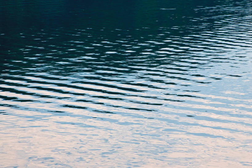 无人,横图,俯视,室外,白天,旅游,度假,湖,湖泊,美景,水,日本,亚洲,阴影,波纹,光线,影子,湖面,景观,水流,水面,涟漪,娱乐,倒影,水纹,阳光,自然,波浪,湖水,享受,休闲,景色,放松,倒映,自然风光,东亚,本州,本州岛,日本国,中部地方,山梨,山梨县,水晕,反照,彩图,高角度拍摄,南都留郡,富士河口湖町