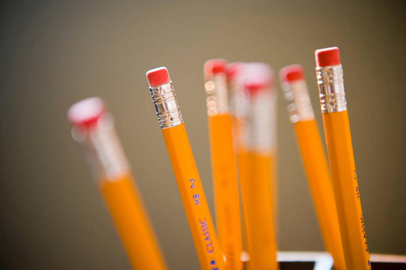 无人,横图,室内,特写,白天,正面,静物,许多,朦胧,模糊,笔,办公用品,很多,文具,红色,铅笔,橡皮,学习用品,橙色,摄影,影棚,文具用品,橡皮擦,彩图,影棚拍摄,拍摄