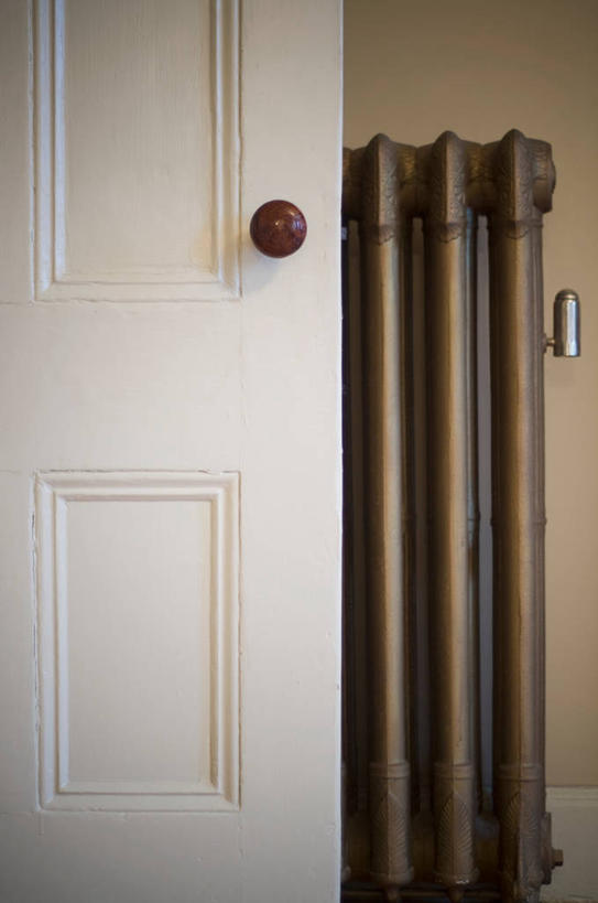 无人,竖图,室内,特写,白天,正面,安全,门,静物,木制,电器,防护,取暖器,锁,白色,把手,门把手,木制品,门框,温暖,保暖,保护,门把,家电,家用电器,御寒,保险,私密,保全,周全,安稳,安定,防盗,平安,拉手,彩图