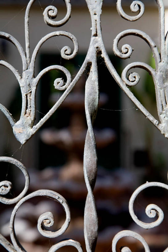 无人,竖图,室外,特写,白天,正面,门,喷泉,金属制品,花纹,朦胧,模糊,装饰,金属,大门,景观,文化,门框,品味,华丽,修饰,点缀,前门,水景,宅院,衬托,美观,雅致,雅观,设计,彩图,宅门