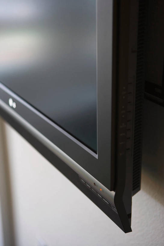 无人,竖图,室内,特写,白天,正面,静物,电视,吊挂,悬挂,阴影,环保,反射,影子,墙,挂,墙壁,墙面,绿色,白色,黑色,液晶电视,清晰,轻薄,能源,回收,资源,彩电,利用,便携,低碳,循环,彩色电视机,持续,电视机,彩图,高清