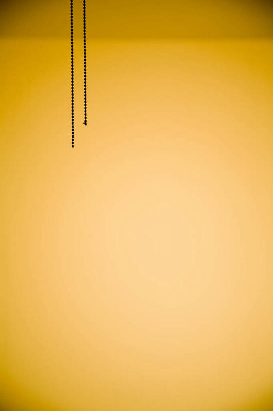 无人,竖图,室内,特写,白天,正面,静物,阴影,反射,影子,墙,墙壁,墙面,黄色,绳子,绳索,彩图