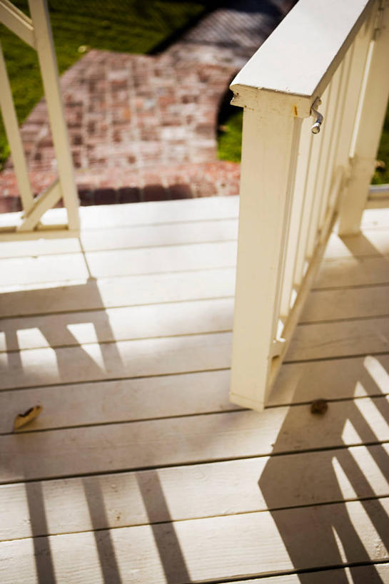 无人,栏杆,竖图,俯视,室外,白天,草地,草坪,植物,楼梯,门,阴影,光线,影子,阶梯,围栏,护栏,台阶,草,绿色,阳光,门框,打开,开启,彩图,高角度拍摄