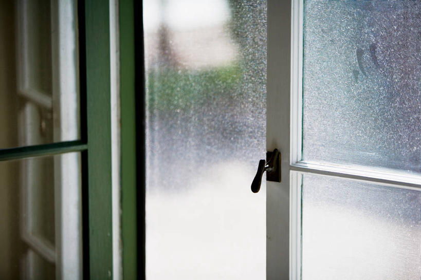 无人,横图,室内,特写,白天,正面,窗户,静物,阴影,反射,影子,玻璃窗,肮脏,邋遢,龌龊,污秽,彩图