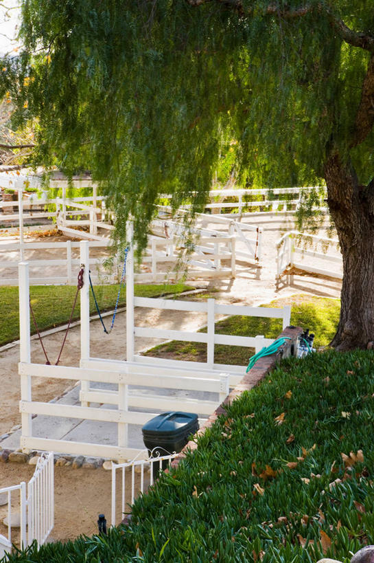 无人,农场,栏杆,竖图,室外,白天,正面,畜牧业,牧场,草地,草坪,植物,阴影,光线,影子,栅栏,房屋,屋子,篱笆,围栏,马厩,护栏,草,树,树木,绿色,阳光,自然,生长,成长,马棚,畜牧,牧业,彩图,房子,养马