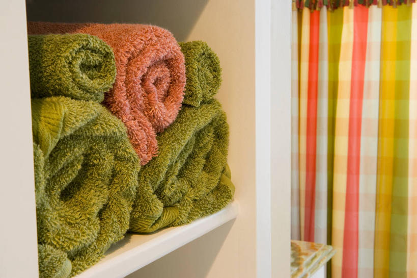 无人,横图,室内,特写,白天,正面,窗帘,静物,装饰,纺织物,置物架,架子,粉色,绿色,帘子,毛巾,清洁,遮阳,五条,保暖,华丽,修饰,点缀,陈列架,透气,防水,衬托,美观,雅致,雅观,搁架,储水,耐磨,吸水,彩图