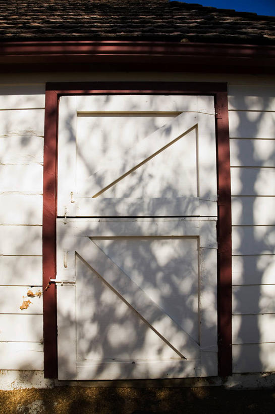 无人,农场,竖图,室外,白天,正面,畜牧业,牧场,阴影,光线,影子,房屋,屋子,马厩,蓝色,蓝天,天空,阳光,天,晴朗,马棚,畜牧,万里无云,牧业,晴空,晴空万里,彩图,房子,养马