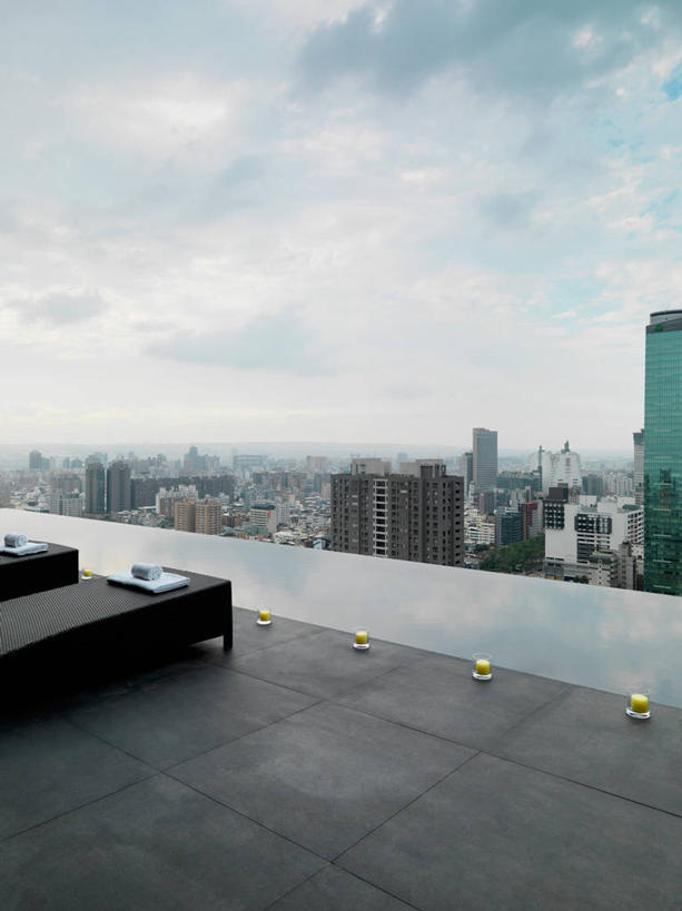 无人,高楼大厦,露台,竖图,室外,白天,正面,度假,办公楼,美景,阳台,城市风光,城市,大厦,建筑,摩天大楼,写字楼,椅子,台湾,中国,亚洲,阴影,光线,影子,躺椅,景观,云,云朵,云彩,娱乐,蓝色,白云,蓝天,天空,阳光,楼宇,天,享受,休闲,商务楼,景色,放松,晴朗,沙滩椅,东亚,港澳台,中华人民共和国,台湾省,台中,台中市,晴空,彩图,大楼,高层建筑,高楼,露天阳台,摩天楼,台