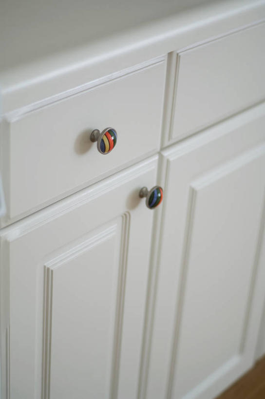 无人,竖图,俯视,室内,特写,白天,柜子,静物,抽屉,金属制品,金属,木制,储物柜,白色,把手,门把手,木制品,门把,储存,储备,蕴藏,贮备,抽斗,拉手,彩图,高角度拍摄,贮存