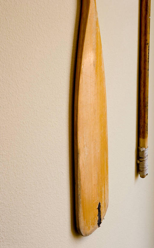 无人,竖图,室内,特写,白天,正面,静物,吊挂,悬挂,阴影,装饰,反射,木制,船桨,影子,墙,挂,墙壁,墙面,木制品,华丽,修饰,点缀,衬托,美观,雅致,雅观,彩图