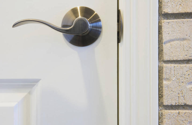 无人,横图,室内,特写,白天,正面,建材,门,建筑,静物,金属制品,金属,木制,材料,砖,砖块,白色,把手,门把手,木制品,门框,砖头,建造,门把,石料,拉手,彩图,砌墙砖