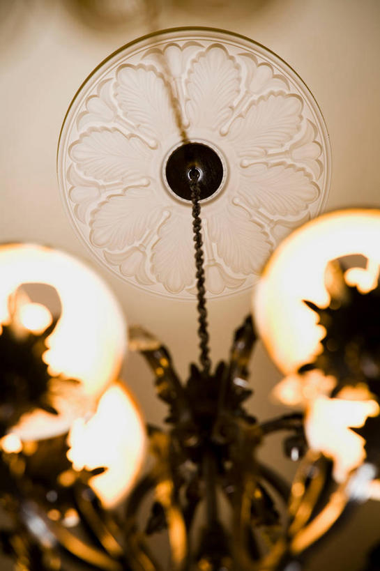 无人,竖图,室内,特写,白天,仰视,时尚,天花板,静物,照明,阴影,光线,影子,灯光,水晶,吊灯,水晶灯,灯,灯具,华丽,照亮,照明设备,高贵,水晶吊灯,水晶制品,富丽,华美,彩图,低角度拍摄,水晶石