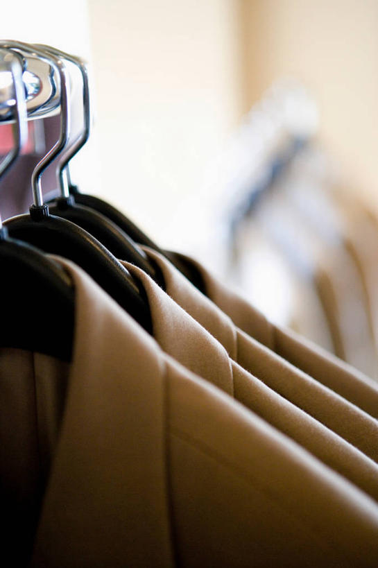 无人,竖图,室内,特写,白天,正面,柜子,静物,一排,许多,服装,朦胧,模糊,整齐,塑料,很多,外套,排列,衣服,夹子,塑料制品,衣橱,服饰,夹克,衣着,夹克衫,储存,穿着,队列,衣夹,更衣橱,衣饰,茄克,储备,蕴藏,贮备,外衣,彩图,短外衣,贮存