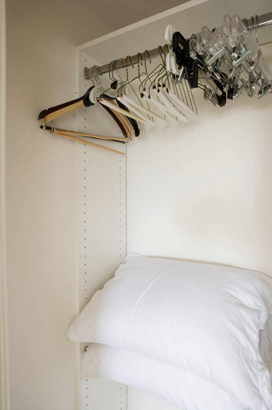 无人,竖图,室内,特写,白天,正面,柜子,靠垫,静物,不锈钢,不锈钢制品,靠枕,白色,夹子,垫子,衣橱,枕头,储存,衣夹,更衣橱,储备,蕴藏,贮备,彩图,贮存