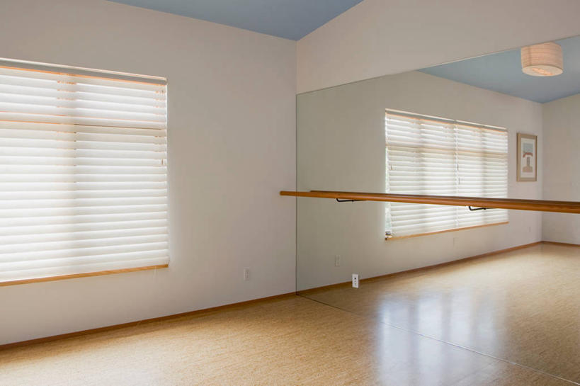 无人,健身房,横图,室内,白天,正面,窗户,地板,镜子,百叶窗,墙,地面,设备,运动器械,木地板,墙壁,墙面,白色,器械,健身器械,镜像,镜面,健身器材,舞蹈房,练功房,舞蹈把杆,把杆,练功杆,舞蹈杆,彩图,健身馆,运动器材