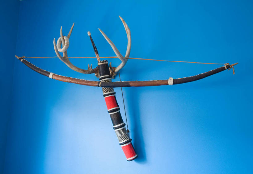 无人,横图,室内,特写,白天,正面,静物,吊挂,悬挂,阴影,透明,反射,弓箭,影子,墙,挂,墙壁,墙面,蓝色,鹿角,理智,沉静,冷色,高深,冷淡,彩图