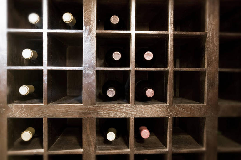 红酒,葡萄酒,无人,横图,室内,白天,正面,柜子,许多,阴影,反射,影子,酒类,储物柜,很多,红酒瓶,置物架,酒窖,架子,玻璃制品,酒,酒瓶,饮料,排列,玻璃瓶,瓶子,红葡萄酒,葡萄酒瓶,储存,陈列架,摆列,搁架,储备,蕴藏,贮备,彩图,酒库,布列,分列,贮存