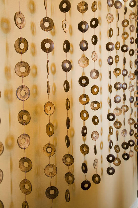 无人,竖图,室内,特写,白天,正面,静物,纺织品,阴影,朦胧,模糊,装饰,编织,反射,毛毯,毯子,影子,手工艺品,墙,织物,墙壁,墙面,纺织,帘子,珠帘,工艺品,垫子,温暖,华丽,修饰,点缀,衬托,美观,雅致,雅观,壁毯,挂毯,彩图