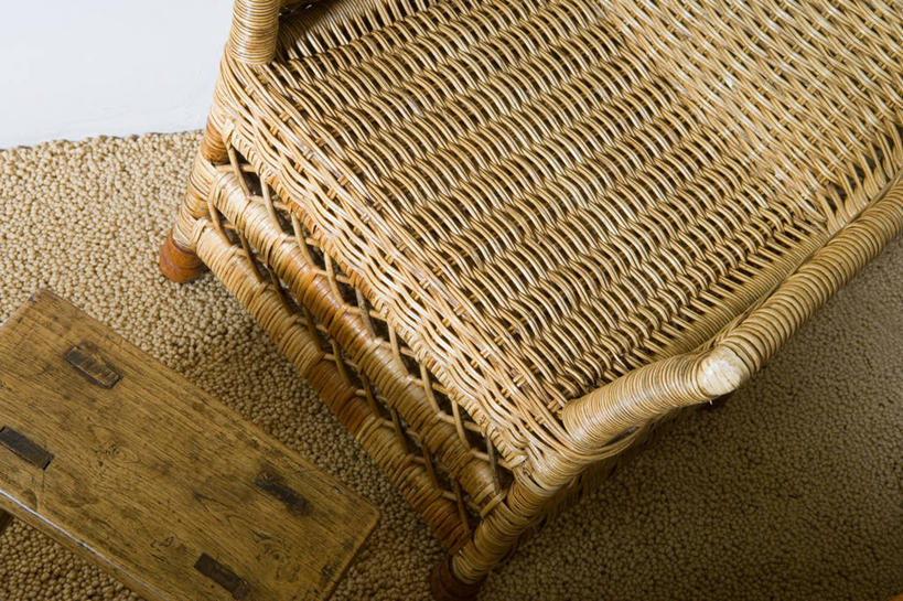 无人,交叉,横图,俯视,室内,特写,白天,地毯,静物,椅子,一把,阴影,装饰,编织,反射,影子,手工艺品,墙,藤椅,织物,地面,墙壁,墙面,工艺品,华丽,修饰,交织,点缀,衬托,美观,雅致,雅观,穿插,彩图,高角度拍摄