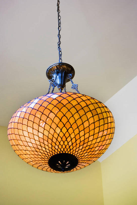 无人,竖图,室内,特写,白天,仰视,时尚,天花板,照明,墙,灯光,水晶,吊灯,水晶灯,墙壁,墙面,灯,一个,灯具,橙色,单个,华丽,照亮,照明设备,高贵,水晶吊灯,水晶制品,富丽,华美,彩图,低角度拍摄,水晶石