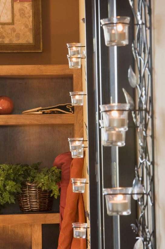 无人,家,竖图,室内,白天,正面,植物,蜡烛,阴影,光线,火焰,盆栽,影子,烛光,房屋,墙,屋子,盆景,燃烧,置物架,楼房,架子,墙壁,墙面,住宅,绿色,自然,点燃,生长,成长,陈列架,搁架,彩图,房子