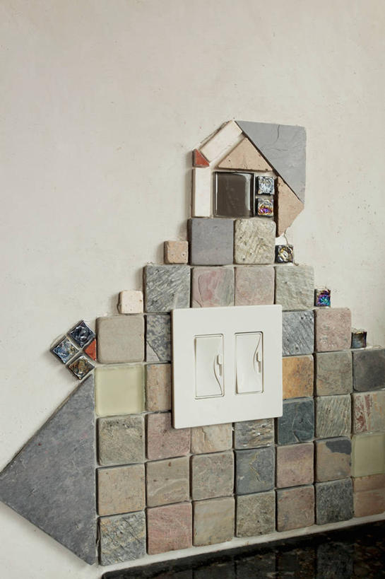 无人,竖图,室内,特写,白天,正面,零件,建材,电路,建筑,静物,关闭,阴影,反射,材料,瓷砖,马赛克,影子,墙,开关,墙砖,墙壁,墙面,按钮,打开,建造,开启,闭合,彩图,墙面砖,锦砖,马赛克瓷砖,纸皮砖