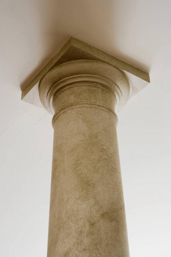 无人,竖图,室内,特写,白天,仰视,石头,天花板,静物,阴影,反射,石子,影子,柱子,墙,墙壁,墙面,花岗岩,火成岩,岩浆岩,多利安柱式,陶立克柱式,柱式,石块,岩石,彩图,低角度拍摄