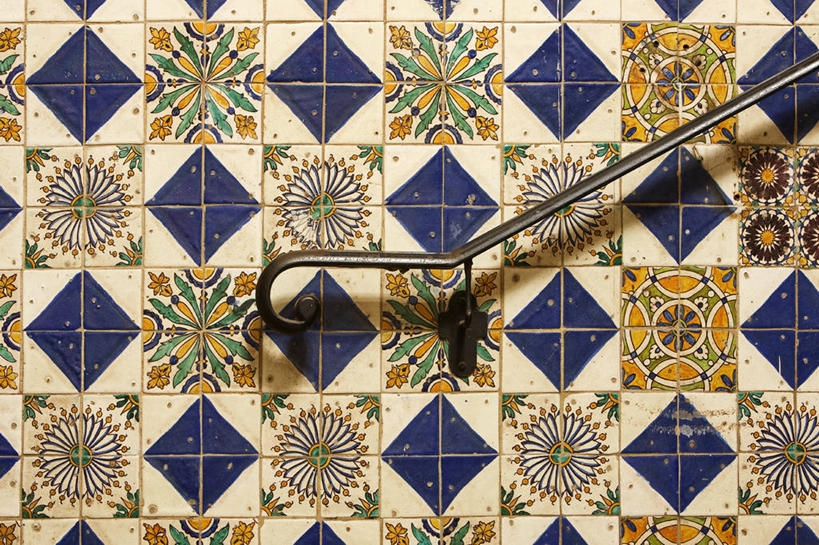 无人,栏杆,横图,室内,特写,白天,正面,建材,建筑,静物,阴影,花纹,装饰,反射,材料,瓷砖,影子,墙,围栏,护栏,墙砖,墙壁,墙面,建造,华丽,修饰,点缀,衬托,美观,雅致,雅观,彩图,墙面砖