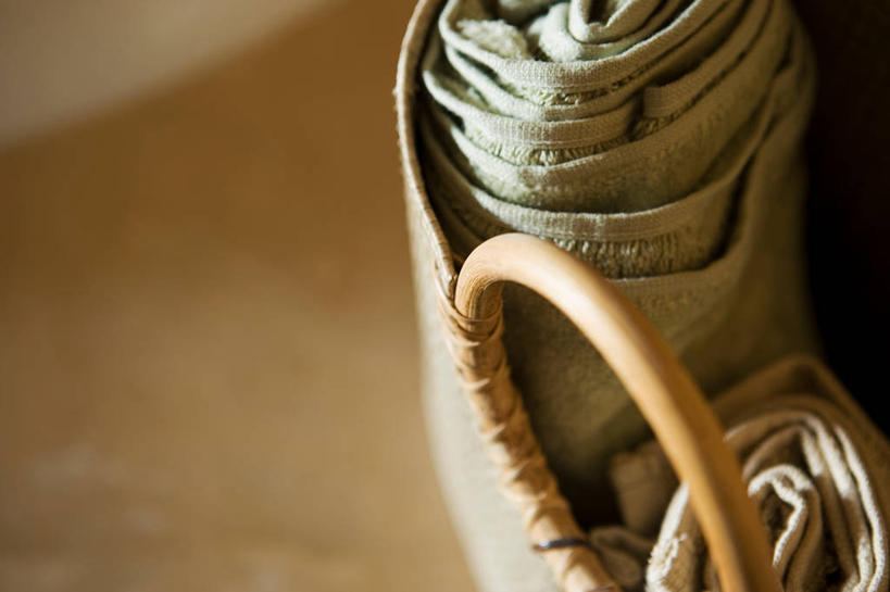 无人,横图,俯视,室内,特写,白天,静物,阴影,朦胧,模糊,反射,包,纺织物,影子,一个,毛巾,清洁,单个,保暖,单肩包,透气,防水,储水,耐磨,吸水,彩图,高角度拍摄,草编包