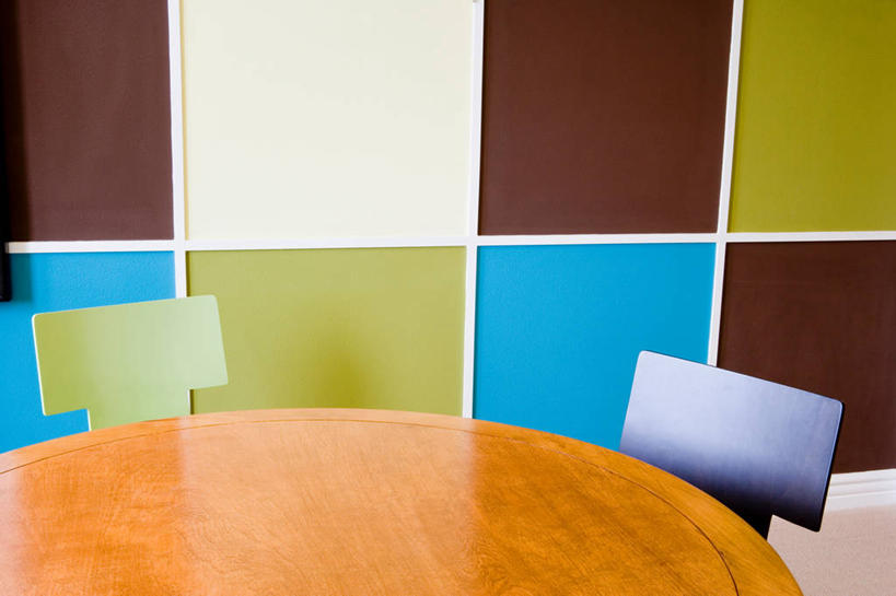 无人,横图,室内,白天,正面,桌面,桌子,椅子,木制,塑料,木桌,墙,两把,墙壁,墙面,木制品,塑料制品,彩图,木桌子